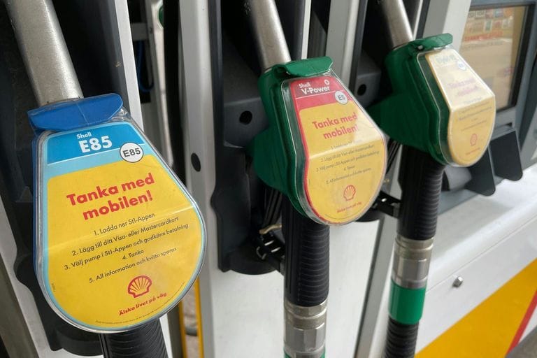 Derfor er det billigere å fylle drivstoff i Sverige
